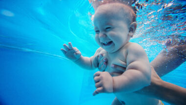 Baby_unter_Wasser